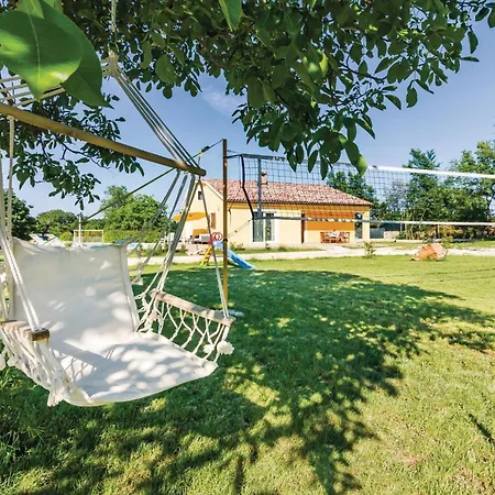 Beautiful Home In Butkovici With Wifi *